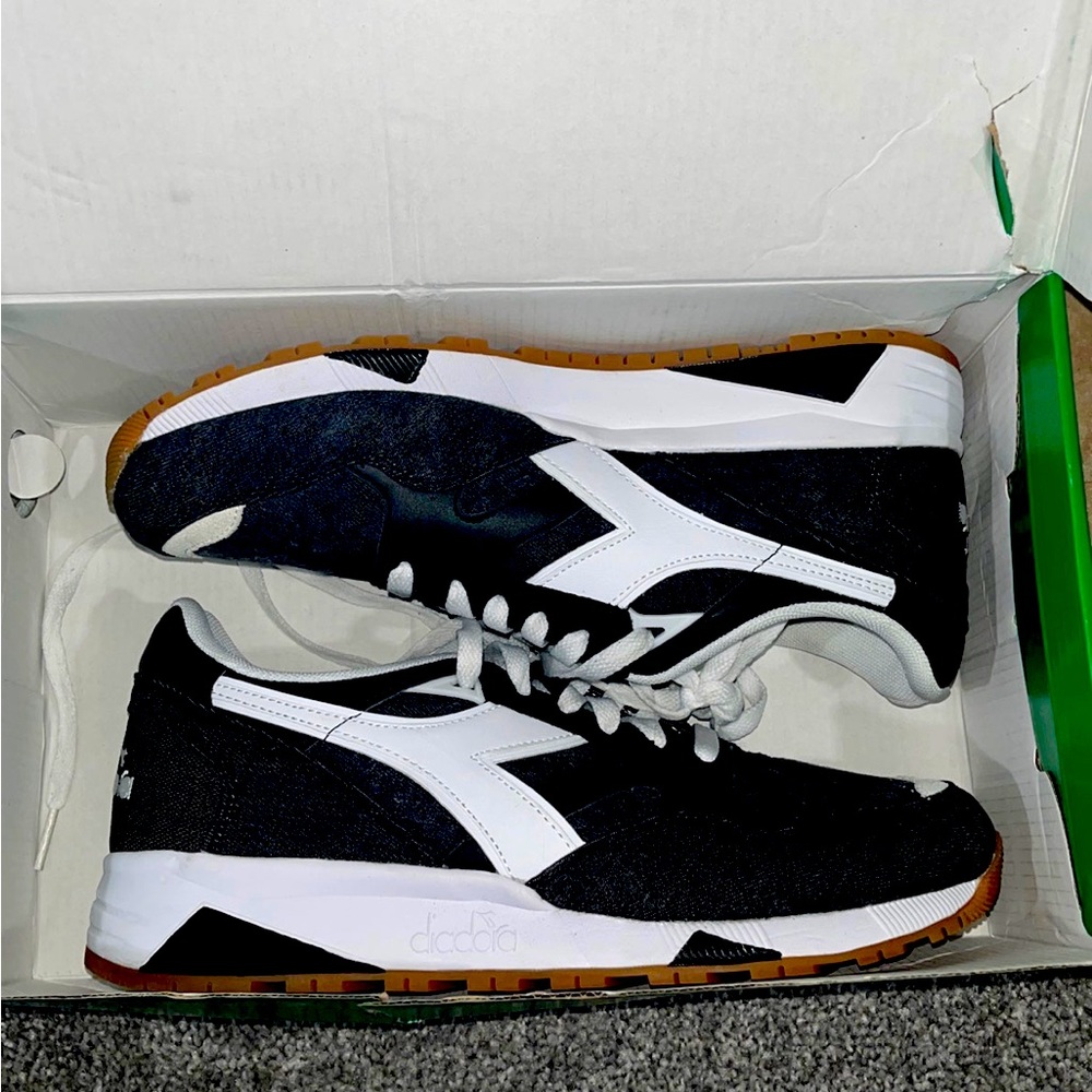 diadora men sneakers great condition like new